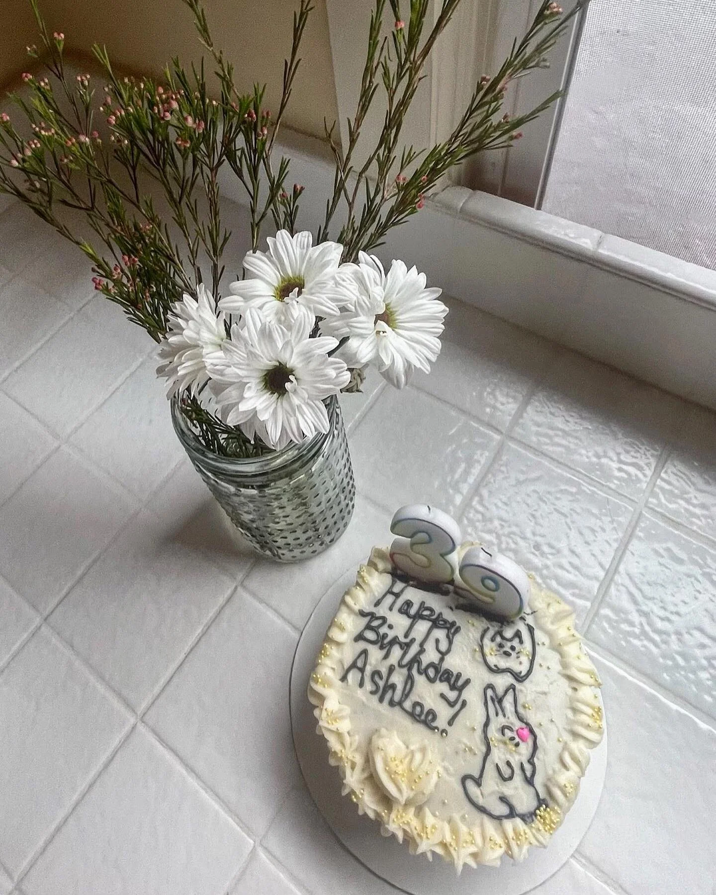 One of the first bakes of the new year was a gingerbread cake with cream cheese frosting! Featuring a kitty and bunny to represent her furry friends 🐱 🐰 

#baking #thebaqueery #queerbaking #bayareabaker #transbaking