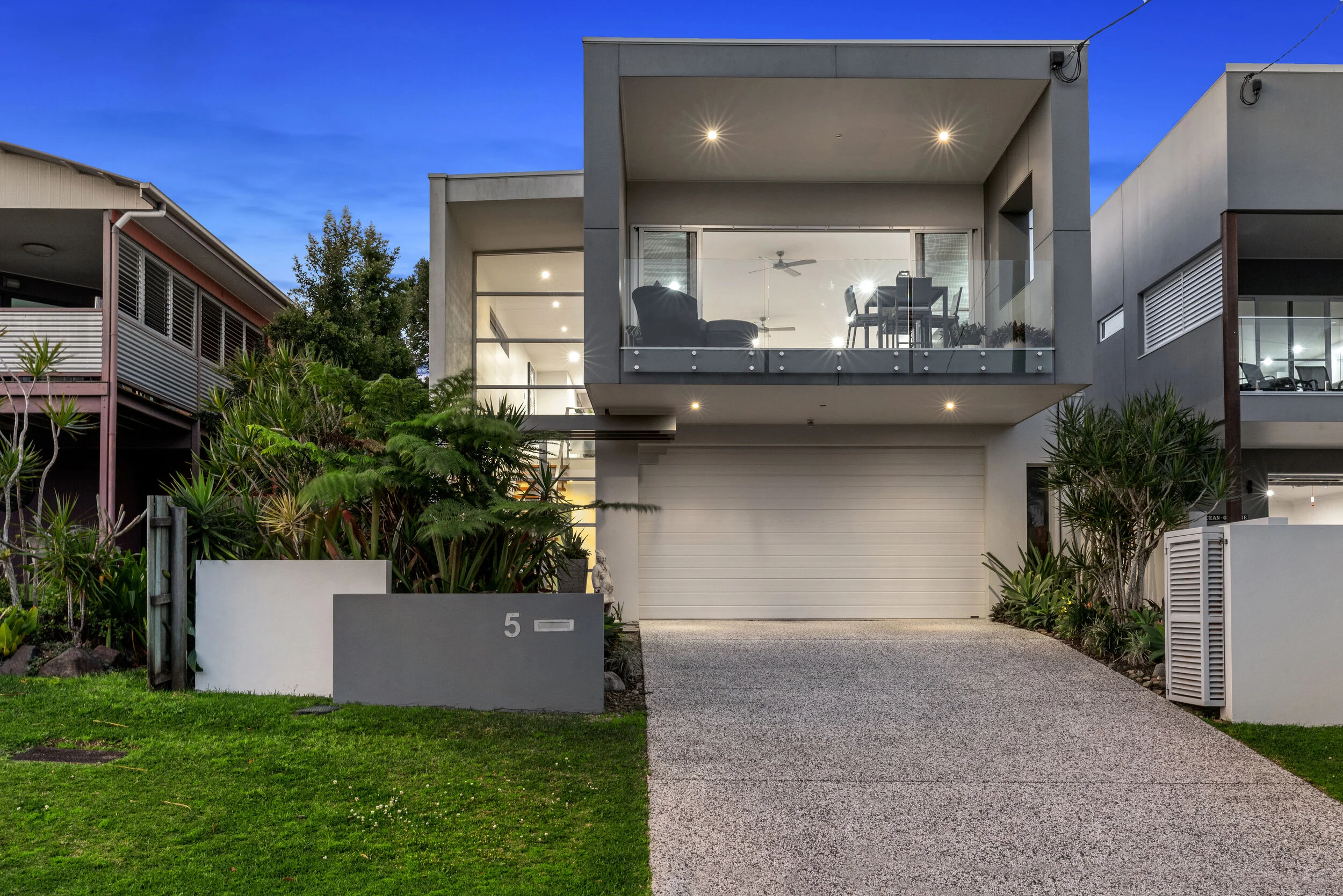 DICKY BEACH - 5 MACDONALD STREET