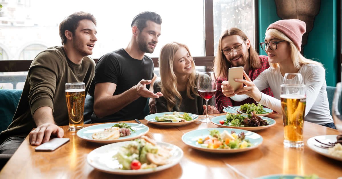 comer y música con amigos y amigas en restaurantes de madrid