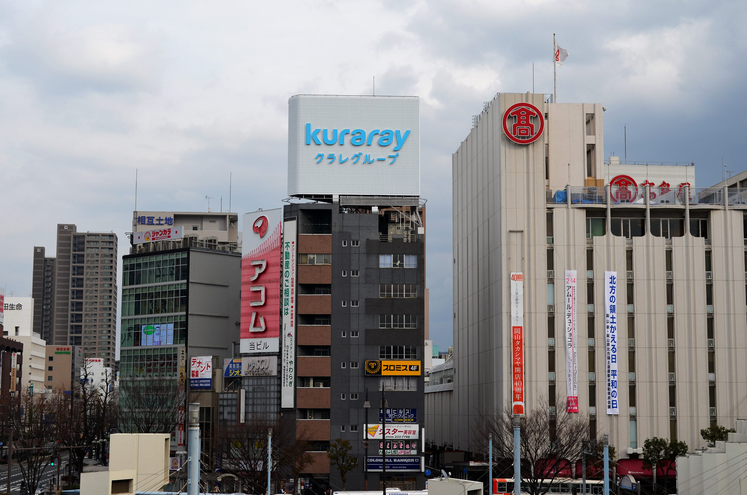 岡山駅前クラレ広告塔