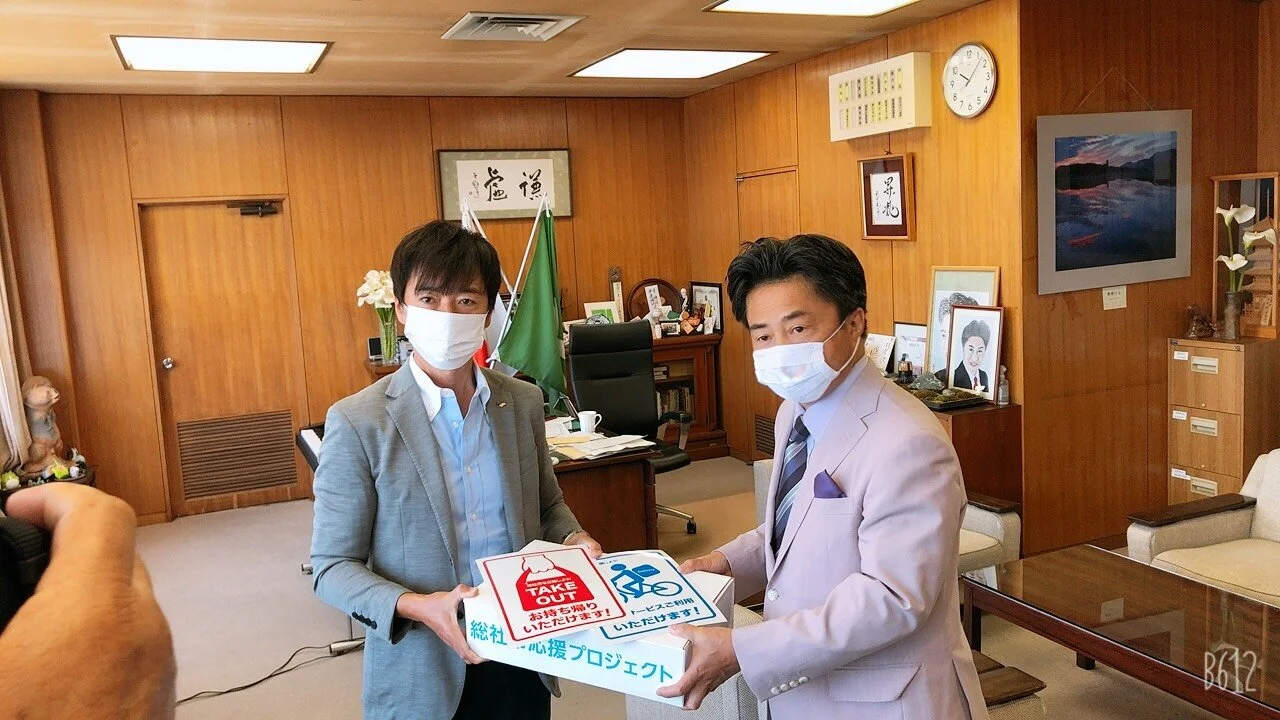新型コロナウィルス対策応援プロジェクトで総社市に「テイクアウト」「デリバリー」ステッカーを寄付しました。