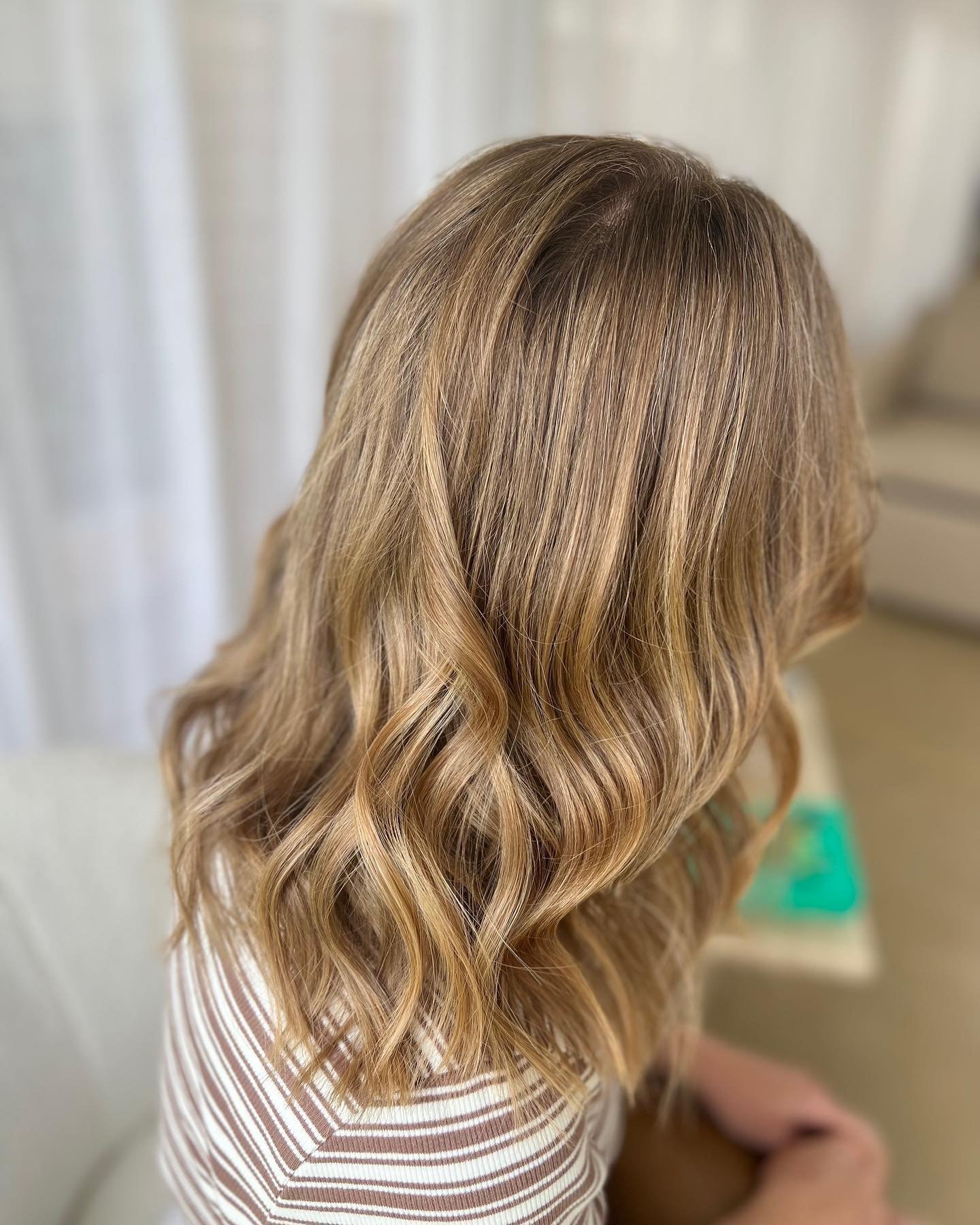 Soft warmth blending with natural roots 🌞