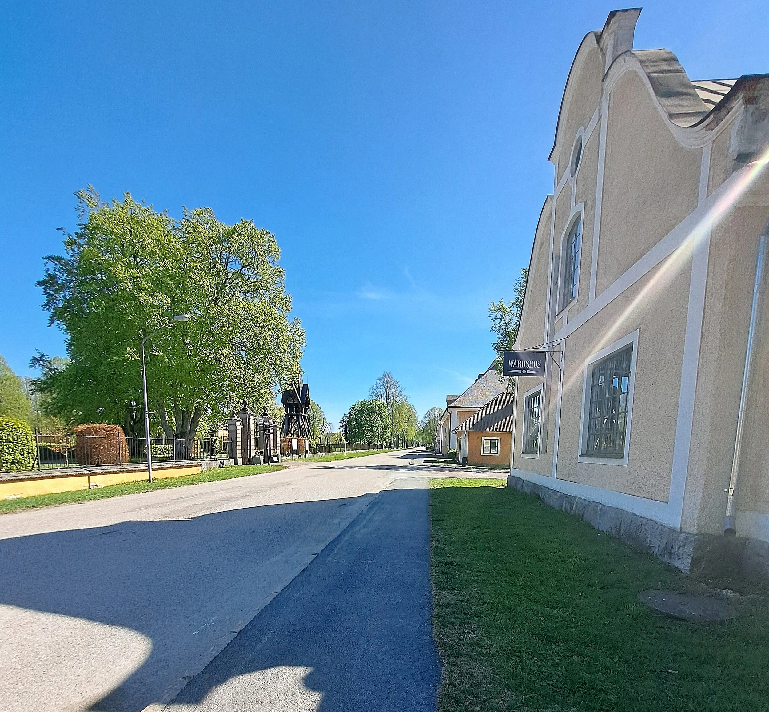 Värdshuset gata-stora grindarna BU.jpg