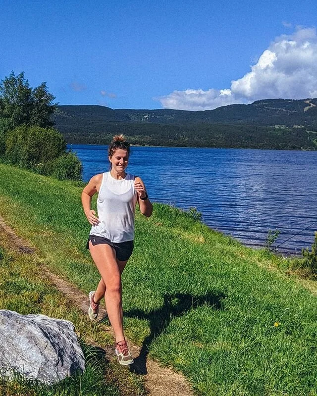 | Footing &agrave; Matemale ⛰️ 8,4km de kiff autour du lac, en bonne compagnie ! Et la d&eacute;couverte du Capcir ne s'est pas arr&ecirc;t&eacute;e &agrave; ce lac si connu des triathl&egrave;tes : march&eacute; local, micro-brasserie, et fromagerie