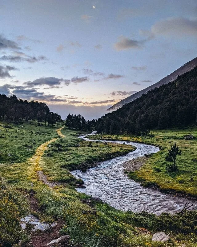 | Vall&eacute;e du Galbe ⛰️ 10km &bull; 602 D+ &bull; 3L de pluie infiltr&eacute;e dans les v&ecirc;tements 🌧️ &bull; 14 travers&eacute;es de rivi&egrave;res (pas toujours r&eacute;ussies) 💦..
.
Partie hier soir pour une nuit en refuge non-gard&eac
