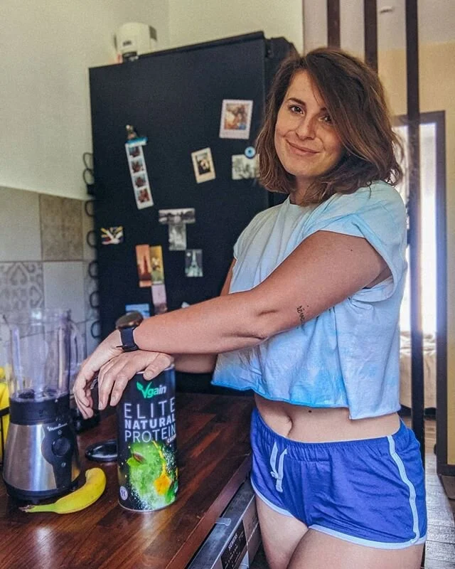 Un petit smoothie pour le petit-d&eacute;j' ? 👩&zwj;🍳 J'ai ce qu'il vous faut 🍌🍫😋..
.
Prenez une banane, un peu de lait v&eacute;g&eacute;tal et des prot&eacute;ines @vgain_officiel (garantie sans arri&egrave;re go&ucirc;t herbeux 🌿).
.
C'est p