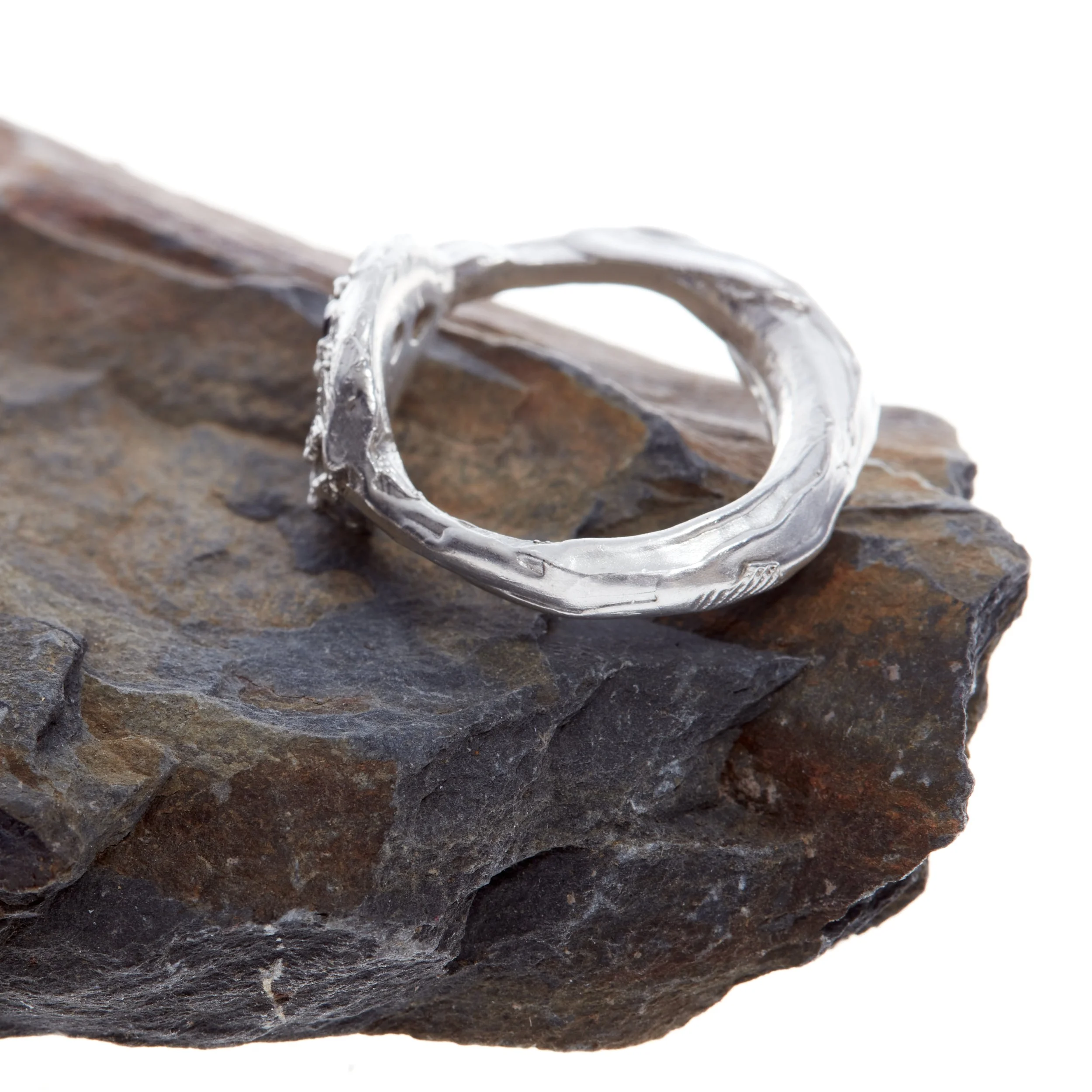 molten_signet_ring_Blue_Sapphire_ 1.jpg