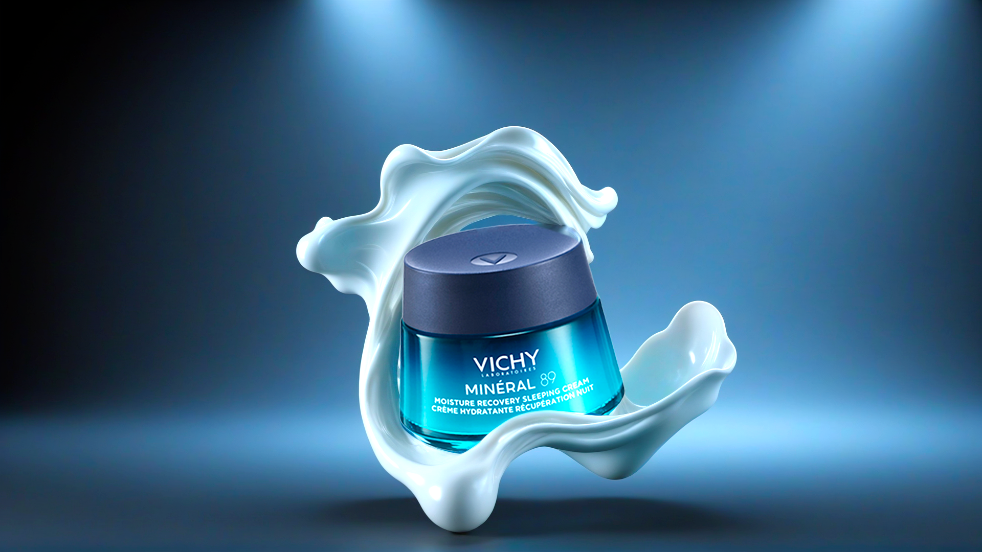 Un pot de crème de nuit Vichy Minéral 89 entouré de lait ou crème en mouvement, avec un fond sombre et un éclairage doux