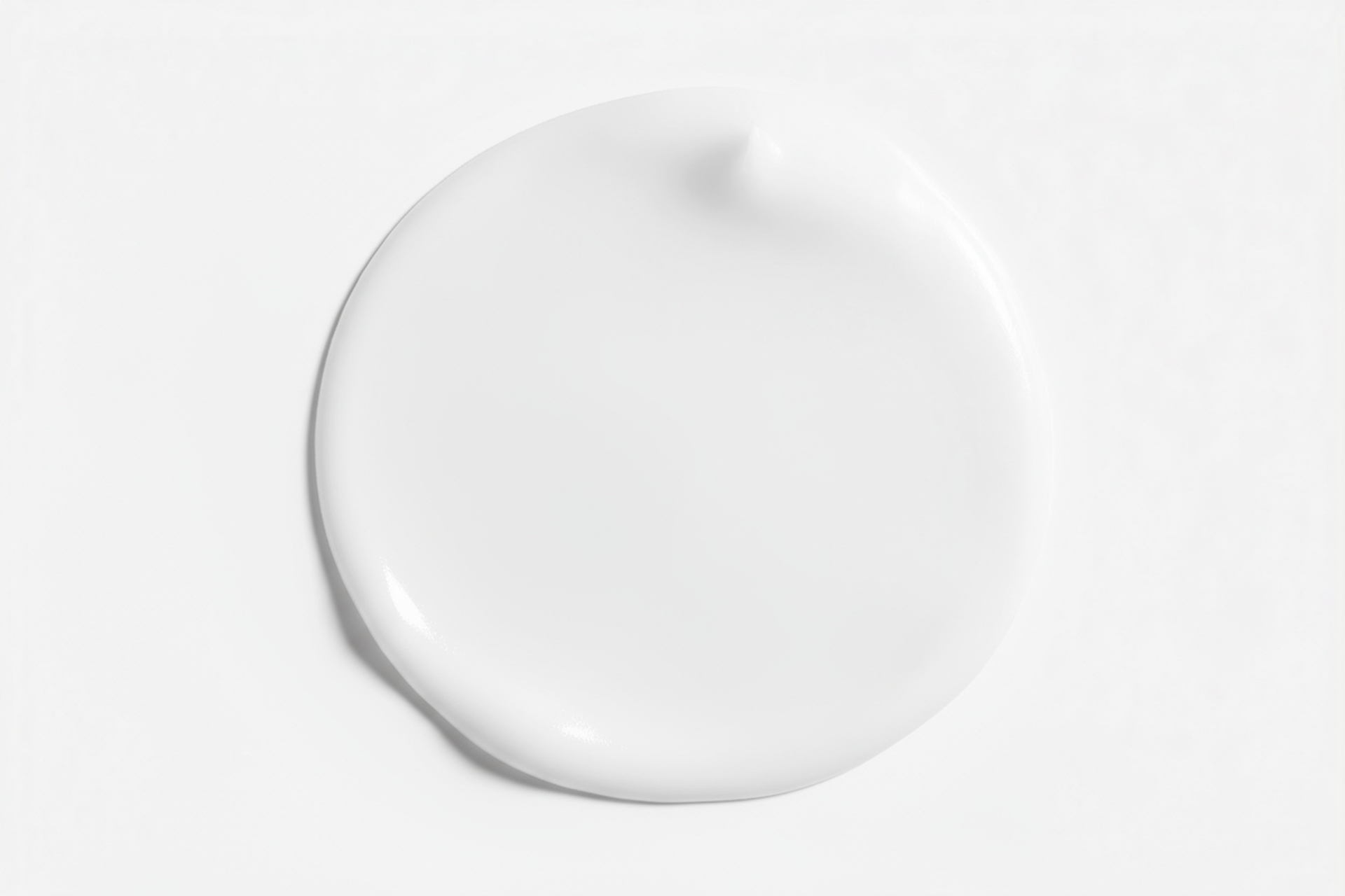 Goutte d'eau blanche sur une surface blanche