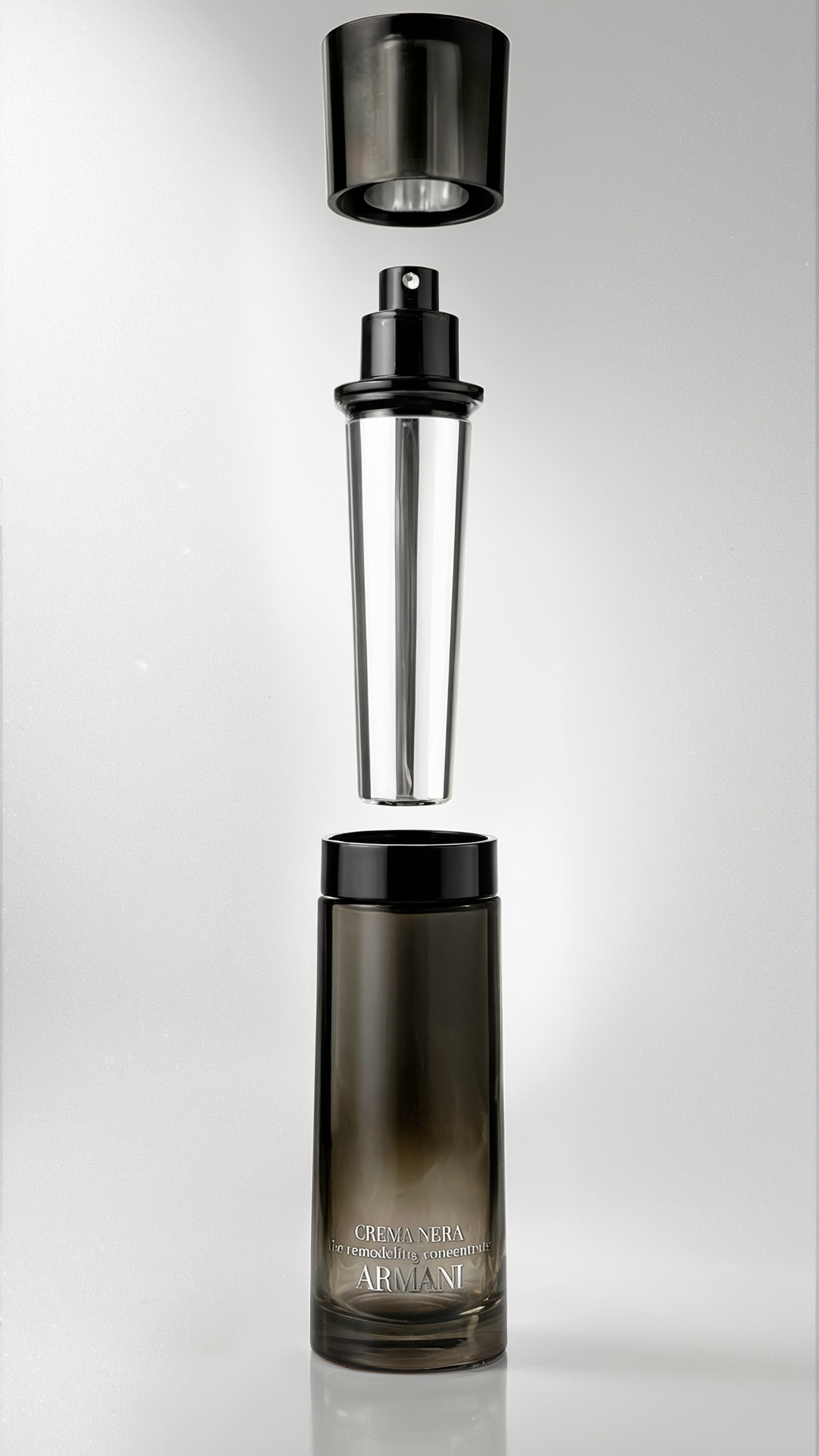 Flacon de crème Armani avec le bouchon retiré, présenté en suspension