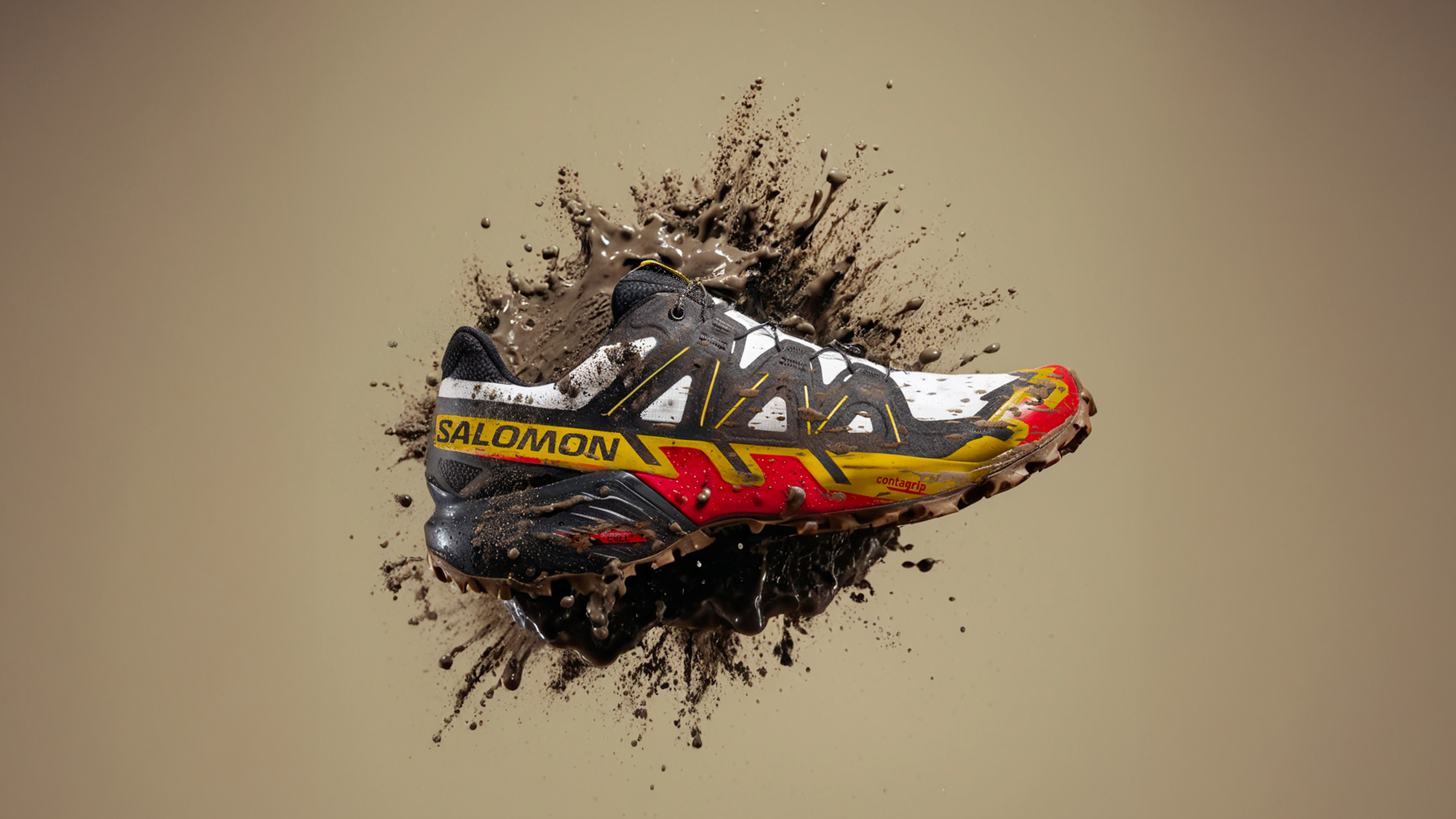 Chaussure de trail Salomon avec éclaboussures de boue autour.