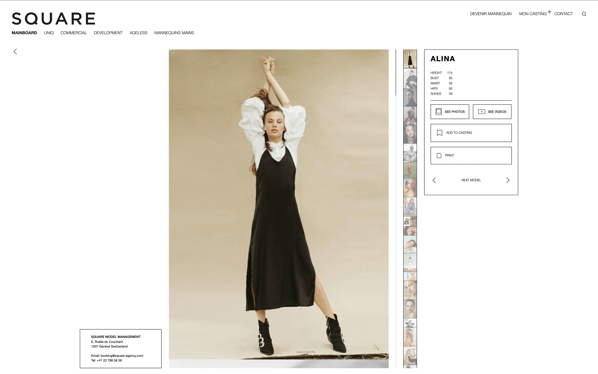 Modèle féminin posant avec bras levés, portant une robe noire sur une chemise blanche, hauteur approximative 174 cm, dans un studio de mode.