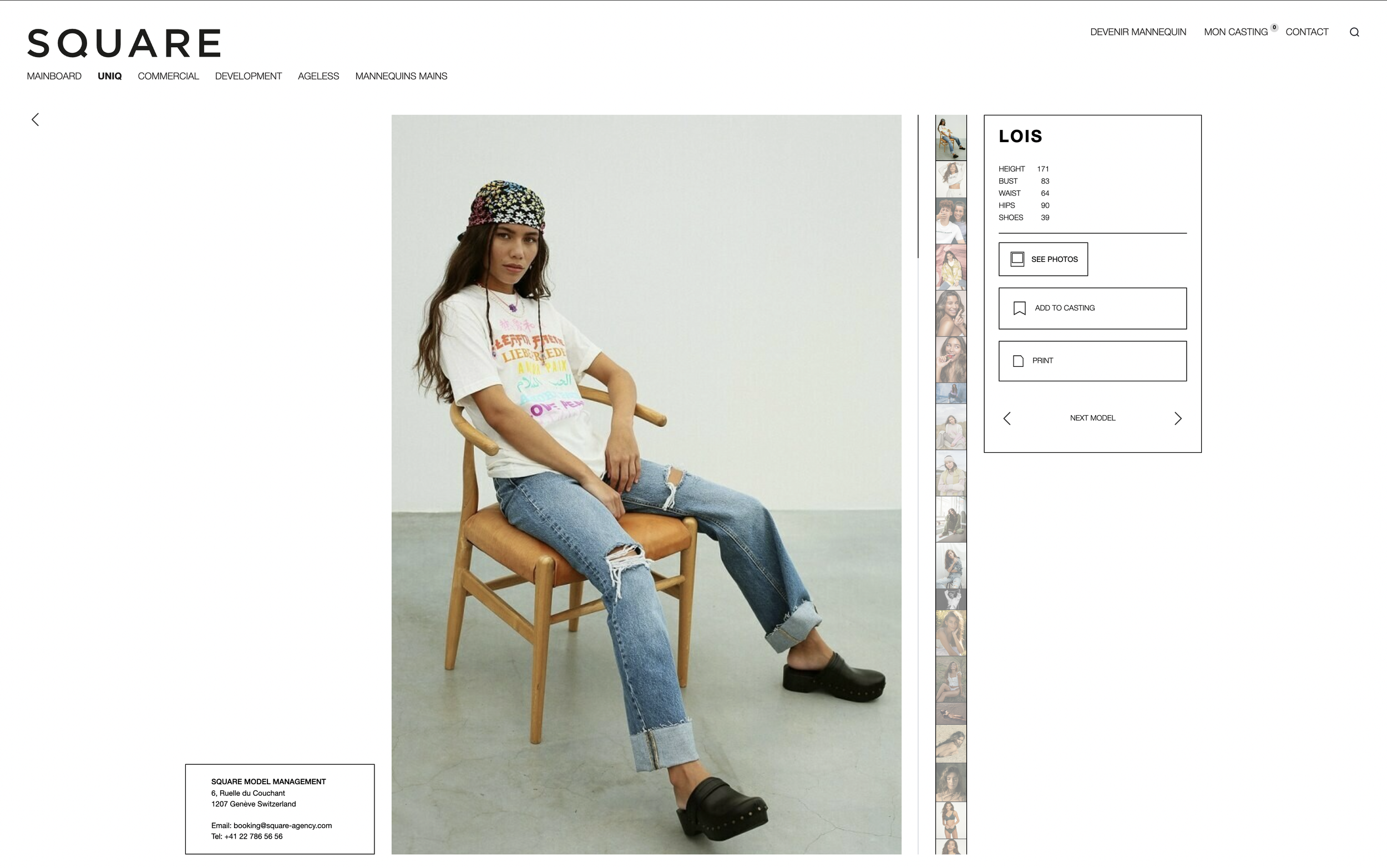 Jeune femme assise sur une chaise en bois, portant un t-shirt blanc avec des écritures colorées, un bonnet à motifs, jeans déchirés, et des chaussures style sabots noirs, dans un décor minimaliste.