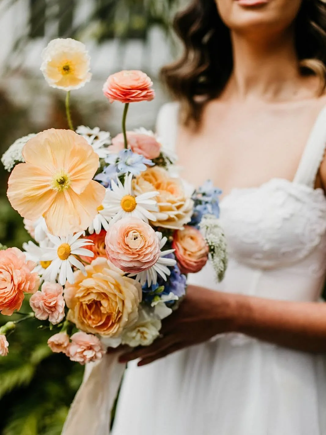 Wondering what a spring bouquet can look like? 

Poppies &amp; ranuncs making a scene.. delphinium as your something blue, beautiful roses, sweet daisies &amp; so much more!

Throw back to an incredible @ohflorastudio retreat.. forever dreaming I&rsq