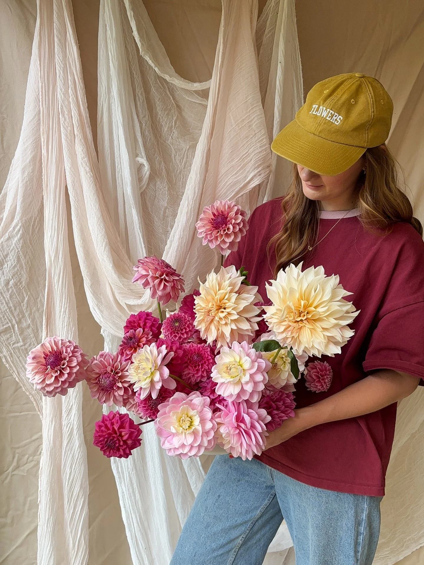 Just a girl holding beautiful local blooms 🥰

@gatherflowerfarm may have their last &lsquo;pick your own flowers&rsquo; for the season tomorrow!! Highly recommend putting on your wishlist to experience next season as it&rsquo;s so fun.