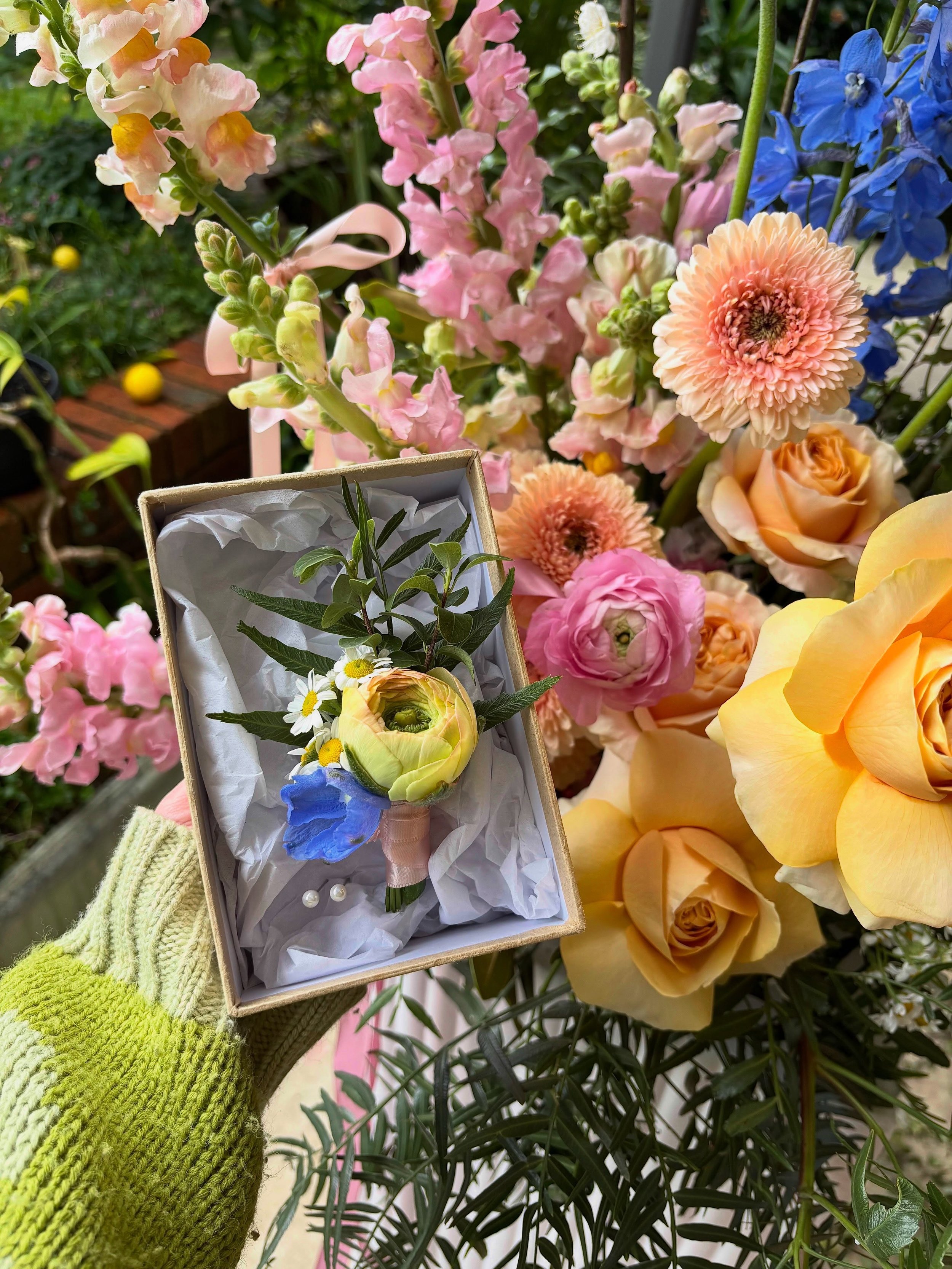The sweetest little buttonhole - loving the touch of blue 💙