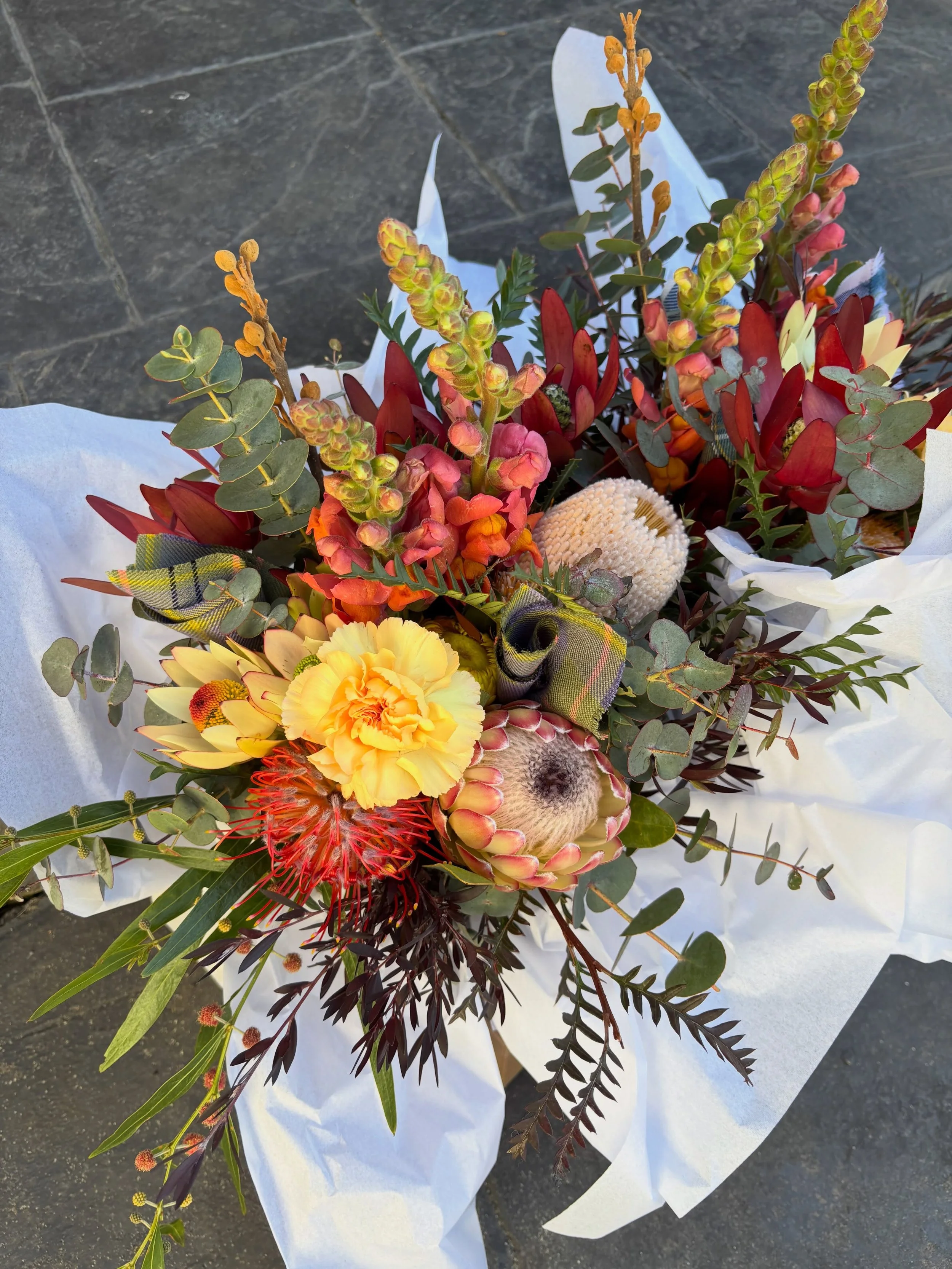 These are the wedding flowers you could have if you opt for an &lsquo;autumn theme&rsquo; in spring ✨

James &amp; Peter added their family tartans into their groomsmaid bouquets &amp; their buttonholes - such a beautiful detail which I loved🧡