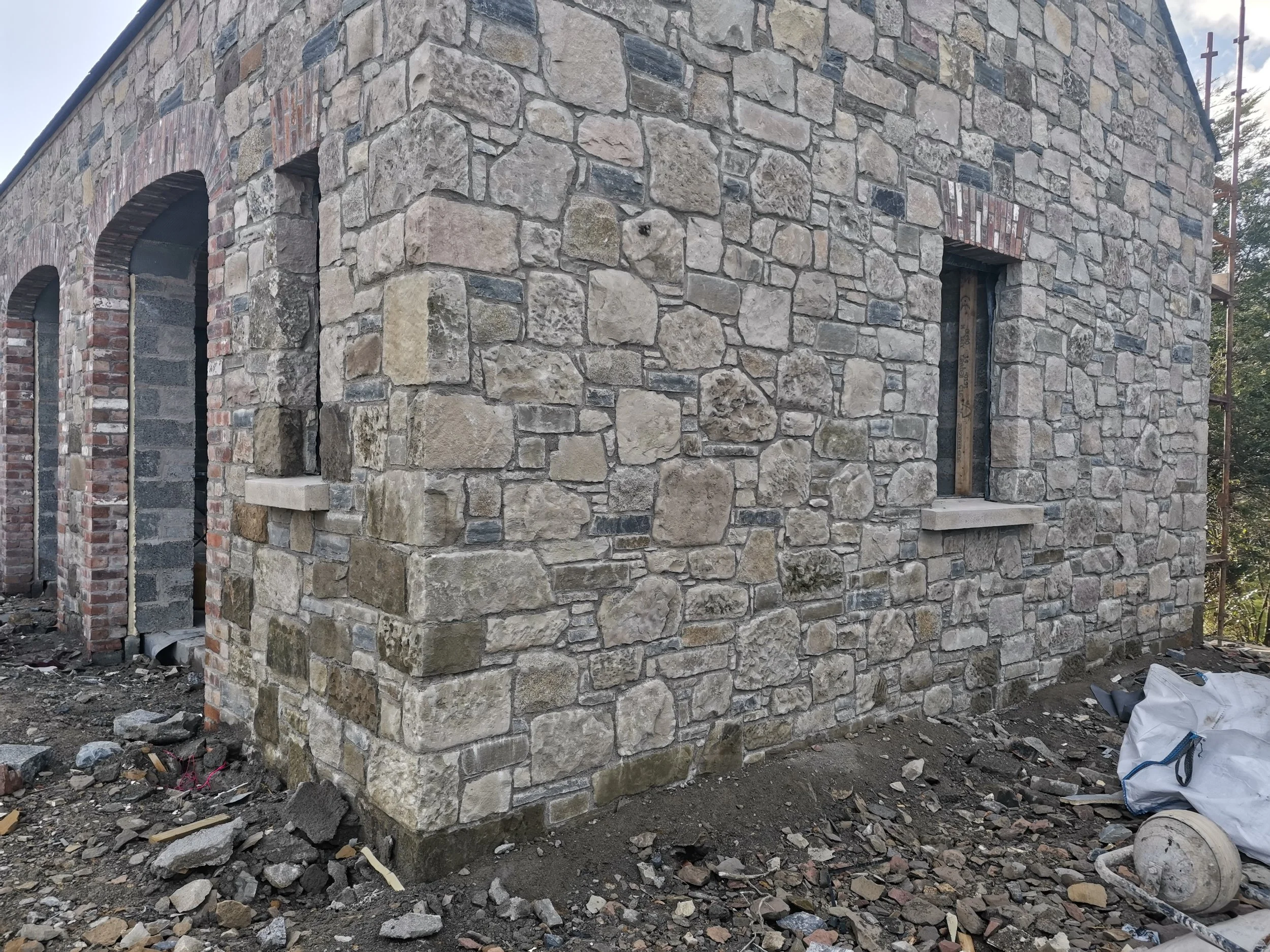 Image shows a picture of Scrabo Stone Building Stone Mix on a garage building linked to a new build property