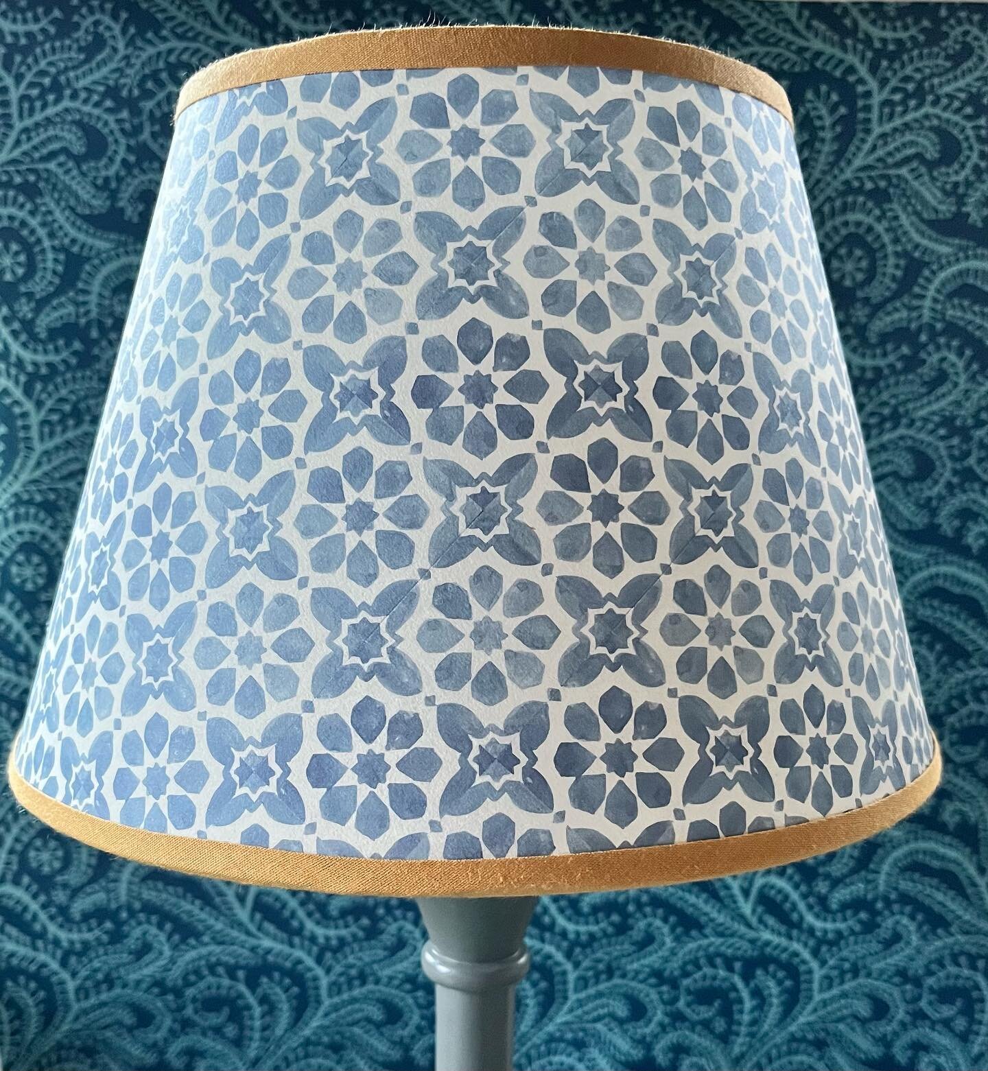 I love all things @wanderlustpaperco - the quality of the paper is superb and makes perfect paper lampshades. Adding a bias trim gives a great finishing touch 💛💙💛
Come and make a drum lampshade with me on 17th December at @clothkits - yours will b