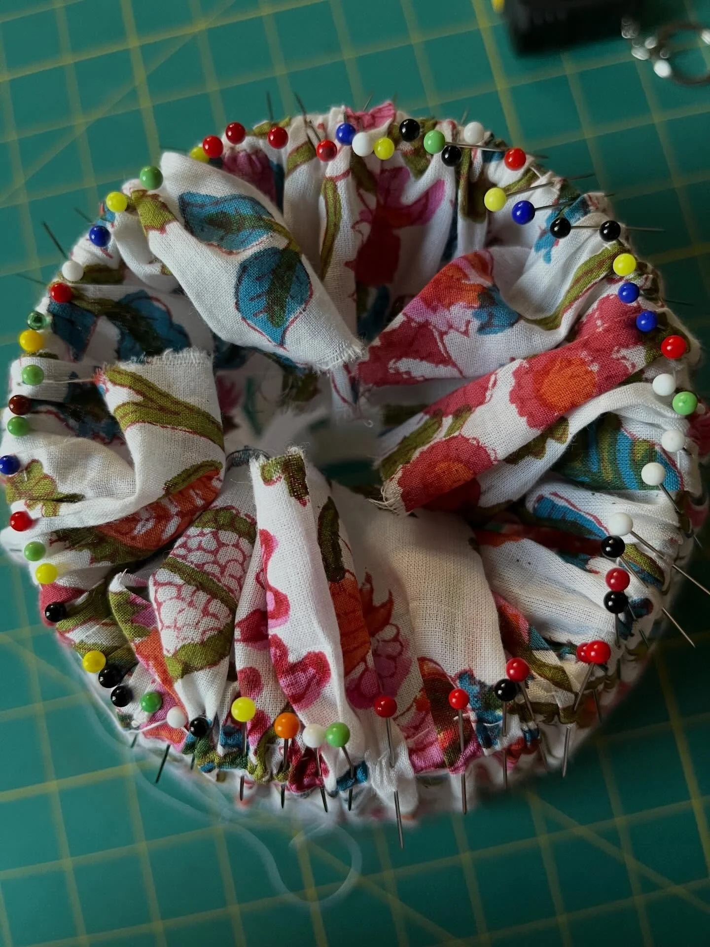 Come and learn! &hellip; how to make gathered lampshades with me - one day workshop - Saturday May 30th at @clothkits 
Book via their website, link in my profile! 😍