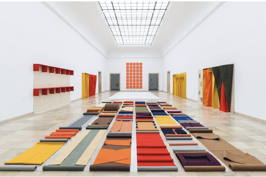 Franz Erhard Walther – Shifting Perspectives