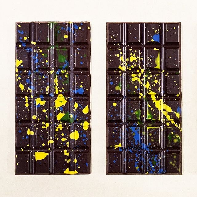 This delicious Jamaican bean-to-bar graffiti chocolate is available this weekend at @salonduchocolat. Made with 68% cocoa &amp; freshly roasted Blue Mountain coffee, enjoy a smooth deep dark with a kick. 👉🏻 Waiting for you at booth No13. 💙🇯🇲🌿☕️