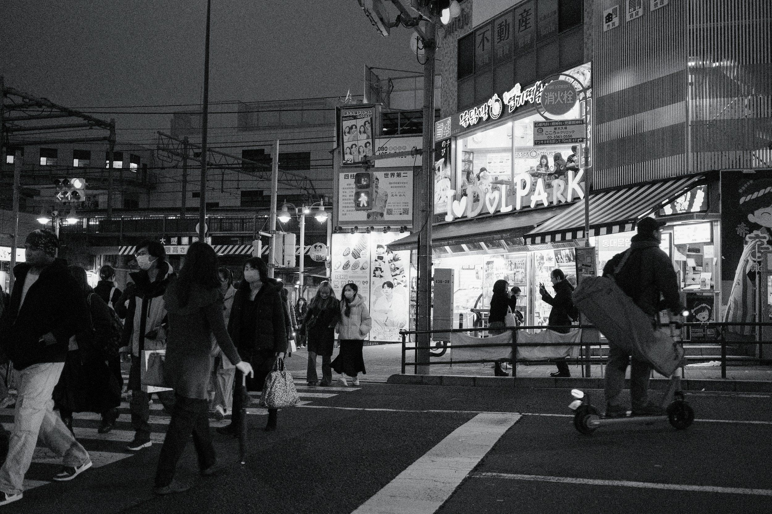 || 16 || 新大久保駅