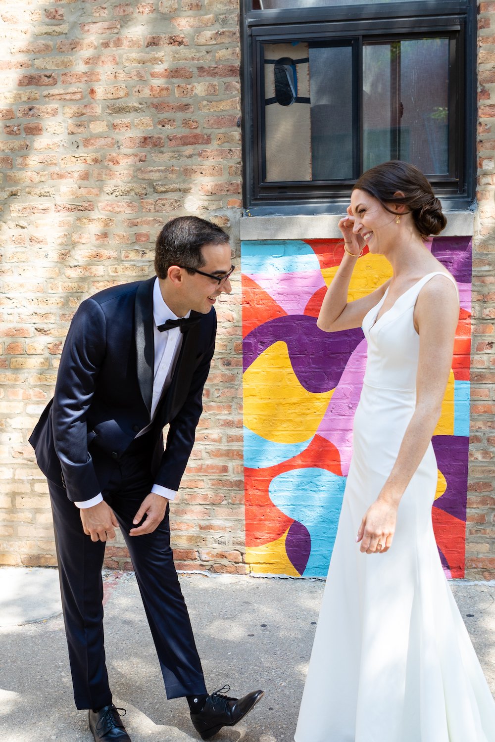 Groom_sees_bride_for_first_time_chicago_street.jpg