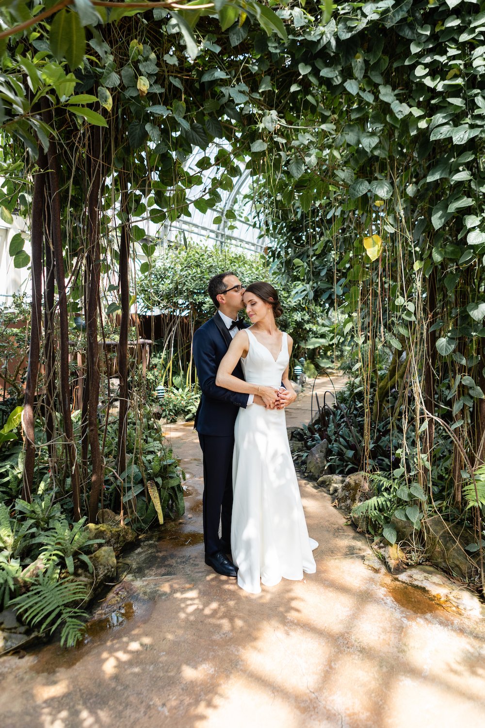 Couple_kissing_garfield_park_conservatory_chicago.jpg