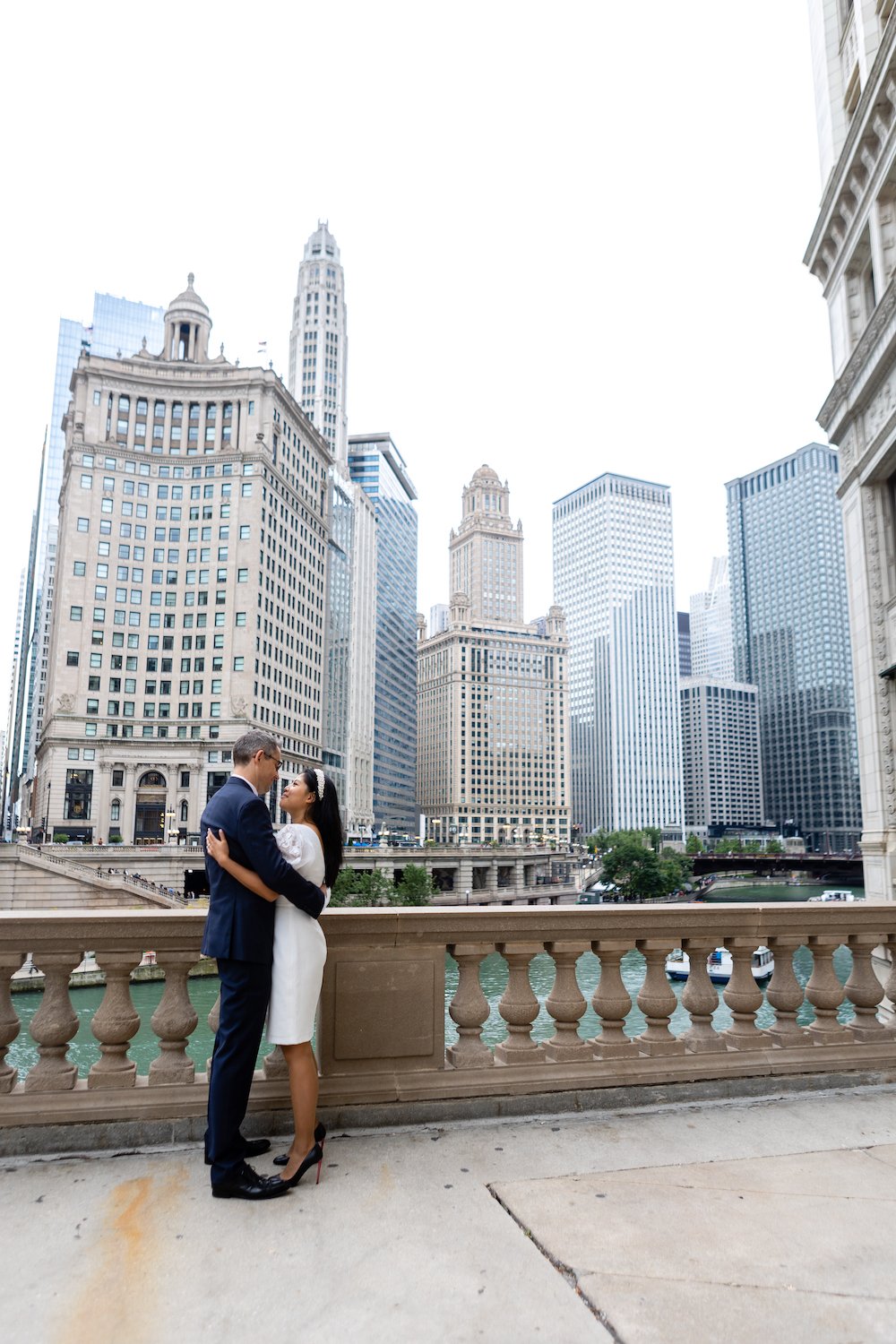Couple_hugging_in_front_of_Wrigley_Building_Chicago.jpg