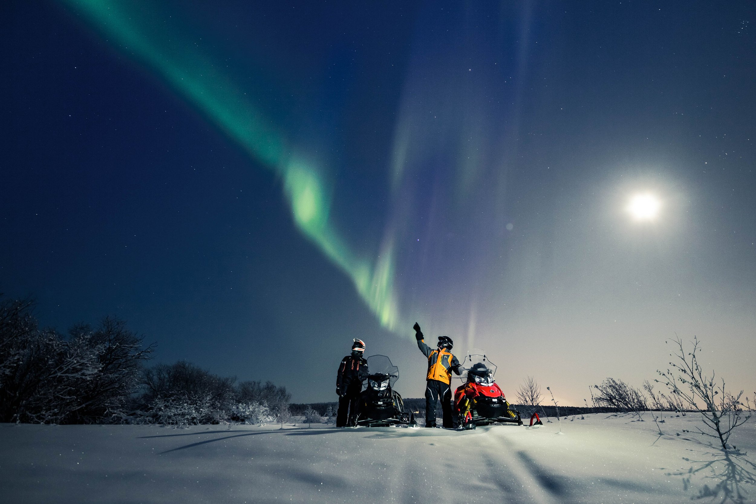 041OctolaExperiencesSnowmobilingNorthernLights_Press.jpg