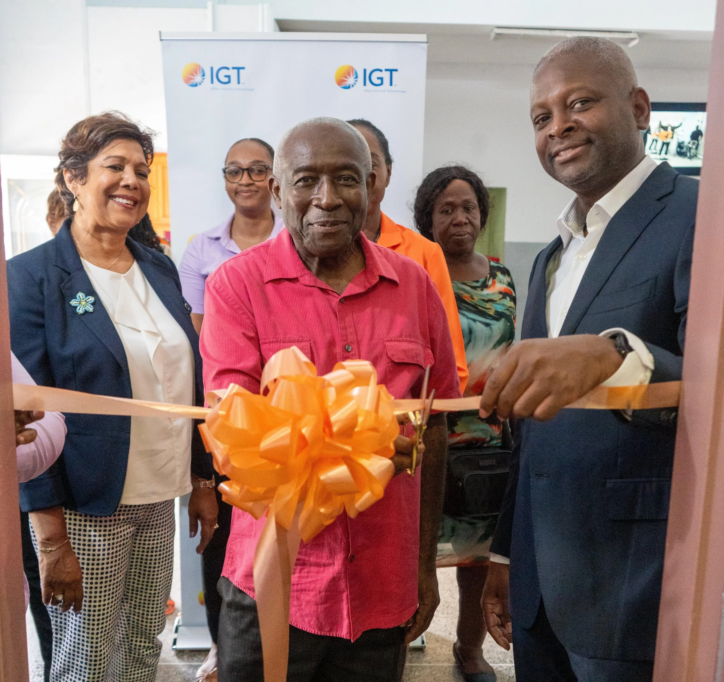On 23rd May, Casa de Corazon Chairman Pastor Peter Morris cuts the ribbon on the Home’s newly upgraded computer room, in the company of Shavindra Tewarie-Singh, IGT People & Transformation Regional Senior Manager Caribbean (on the left), Dexter Thomas, IGT General Manager Trinidad and Tobago (on the right) and IGT and Casa de Corazon members of staff.