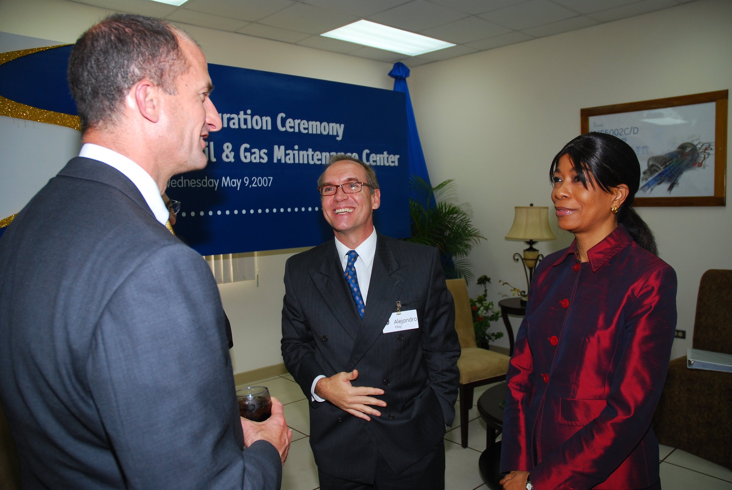  Sandra Welch-Farrell, CEO of SWF&CO, chats with GE Senior Executives at the Inauguration Ceremony of the GE Oil and Maintenance Centre in 2007. 