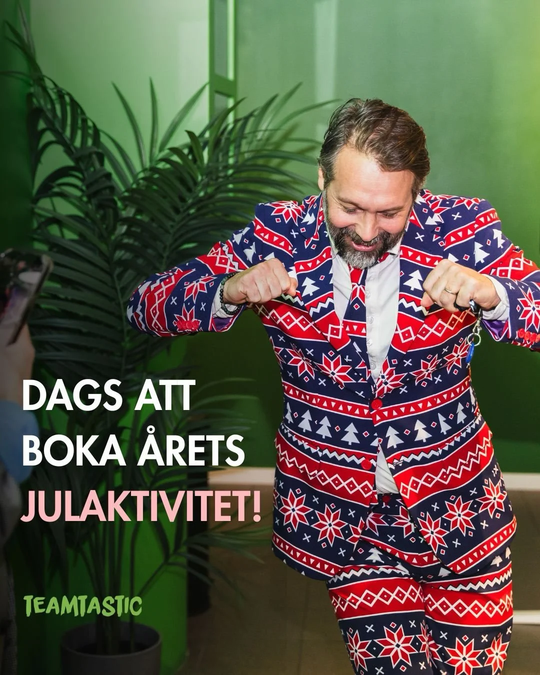 Julbordet &auml;r bara en del av kv&auml;llen 🎄

B&ouml;rja med en t&auml;vling, forts&auml;tt med julbord, och tillsammans blir det en kv&auml;ll som k&auml;nns lite mer &auml;n som bara &auml;nnu en julmiddag.

Hos oss kan ni fylla kv&auml;llen me