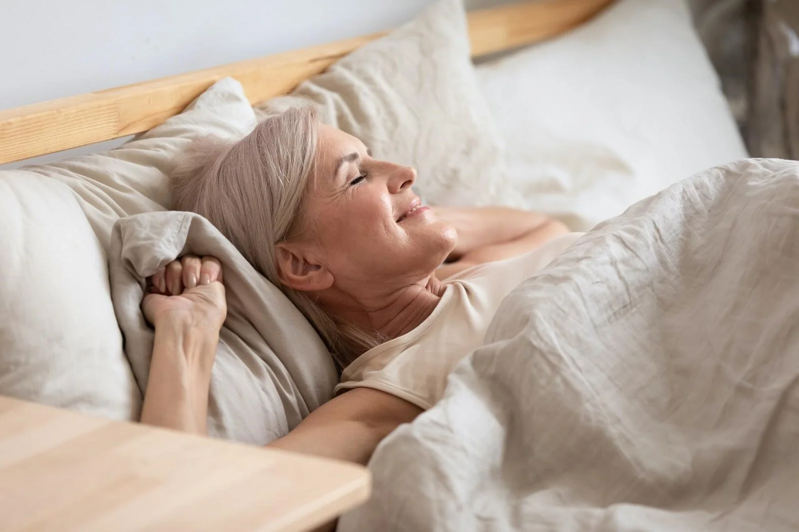 Top 3 Benefits of a Weighted Blanket for Seniors Snug — Snug Safety