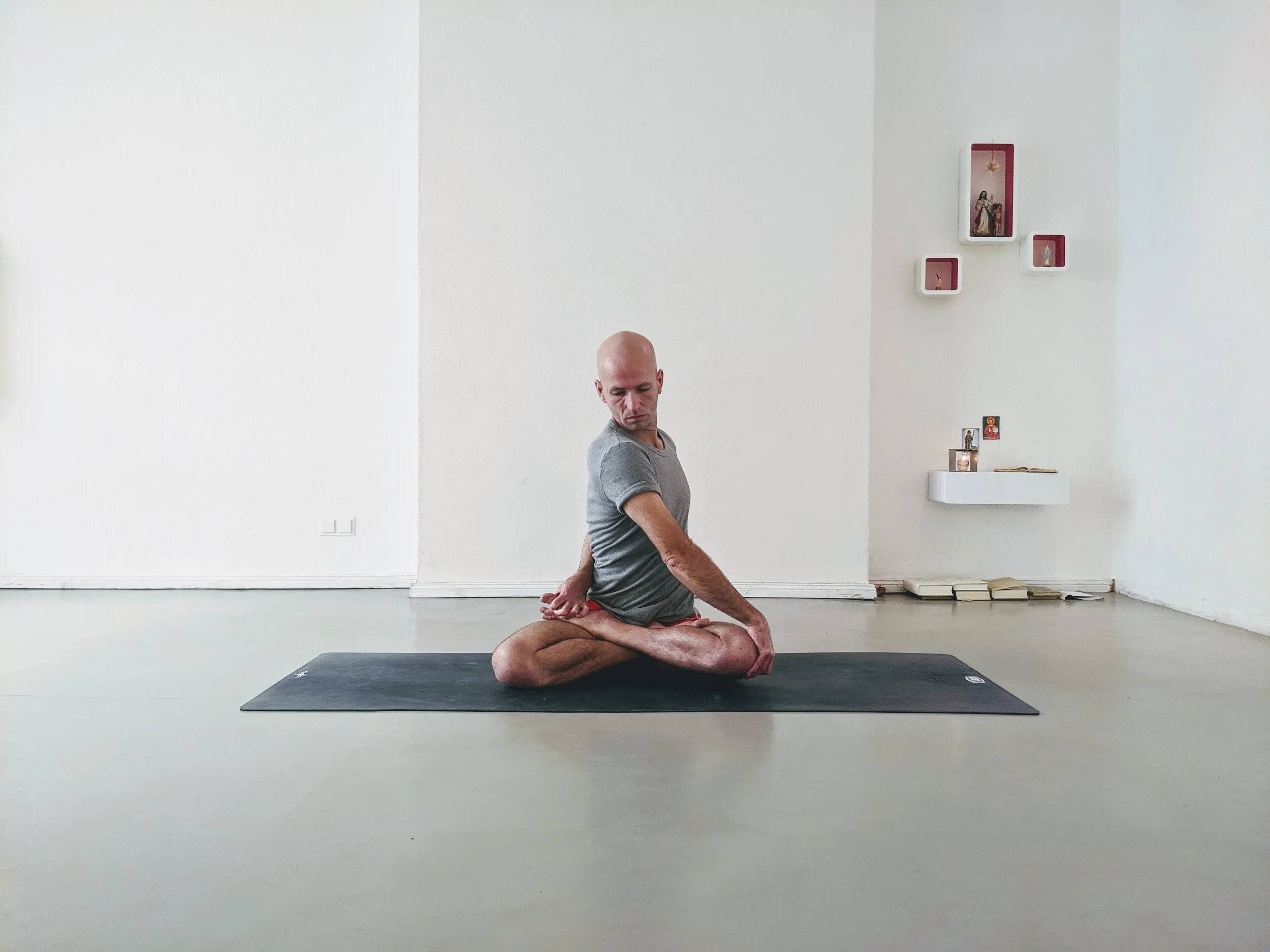 Bastian Schlickeisen Baddha Ardha Padmasana.jpg
