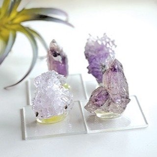 Elestial Amethyst

クォーツ系の天然石が長い年月をかけて成長していく過程で形成される、複数の鉱物を内包した形状をエレスチャルといいます。幻想的なグラデーションと美しいインクルージョン（内包物）が魅力で人気のパワーストーンです。強いヒーリング効果で、心身のバランスを取り、調和、癒しと安らぎを与えるので、癒し効果に加え、家族や、大切な人との関係にも良い影響を与えます。アメジストのエレスチャルは、癒し効果に加え、安眠に効果的です。疲労が溜まっている方や、心配事でなかなか寝付けない方は