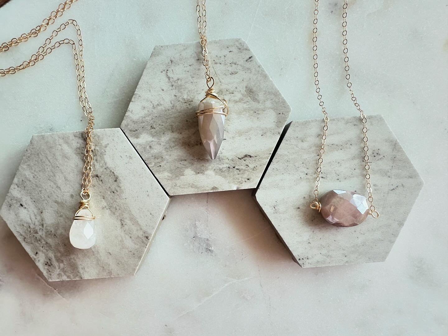🌕 Moon Stoneーnew beginning

Moonstone is believed to harness the moon&rsquo;s energy, it bringing calm, balance, and intuition. 

It helps emotional instability, stress, and hormonal imbalances, while also promoting inspiration and enhancing psychic