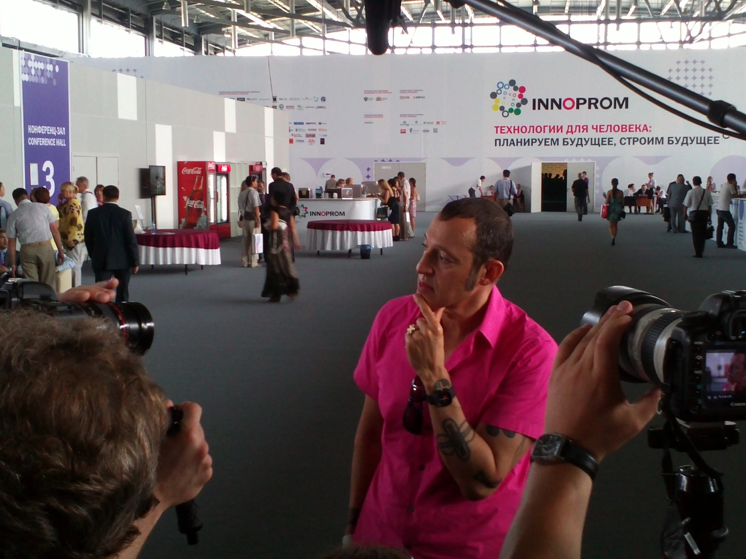 Karim_Rashid_talks_to_press_at_Innoprom-2012.jpg