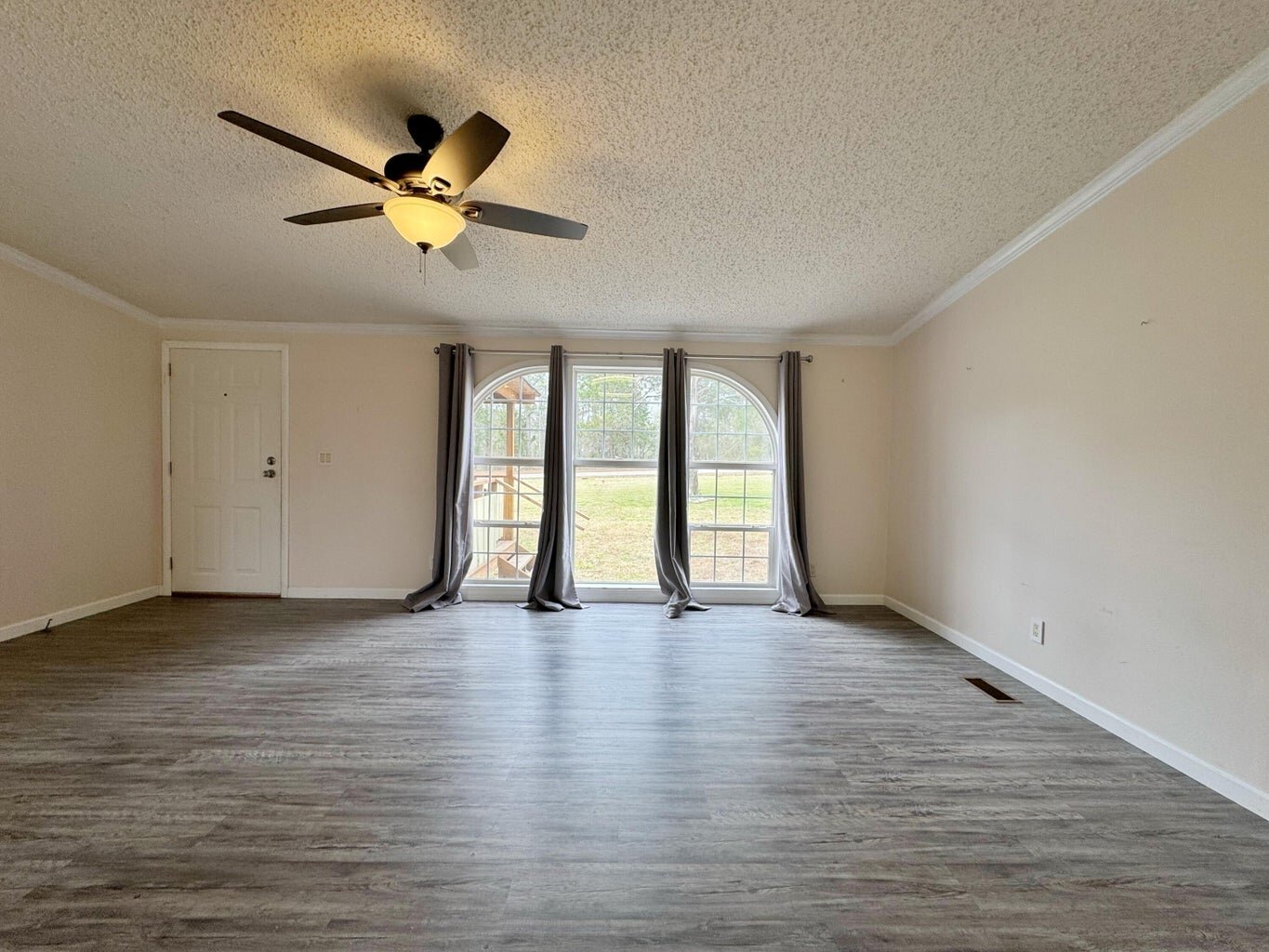 Check out the beautiful interior of 14545 AR-124! 🏡✨ 

This charming and affordable Russellville home is ready and waiting for its new owners to move in and add their personal touch. Boasting a split floor plan, two generous living areas, and a mode