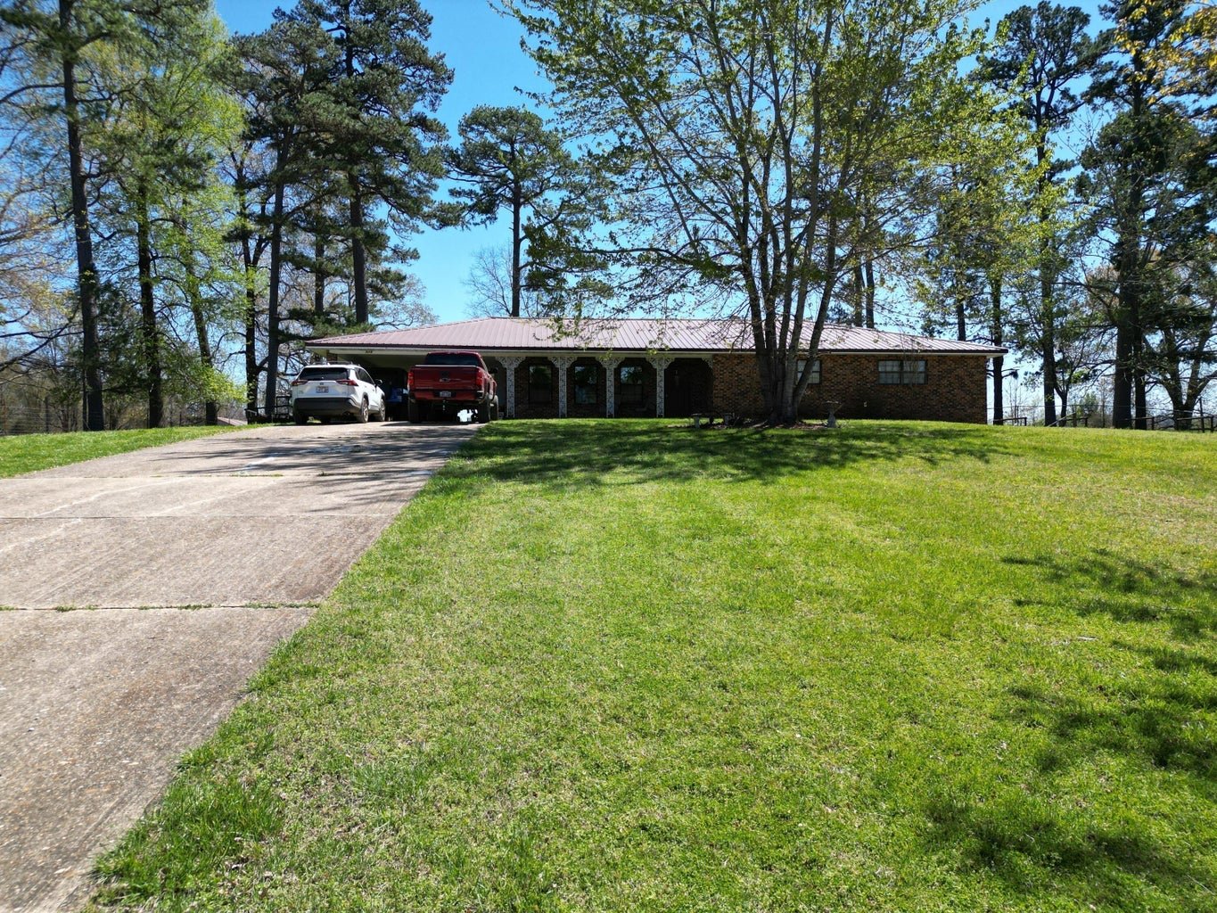 Discover the charm of 176 NC 3015 Road! 👀 

Nestled on 5.23 acres, just 3 miles from the majestic Big Buffalo River and 2 miles from the tranquil Little Buffalo River, this Jasper property is a true gem. ❤️
Whether you seek a short-term rental ventu