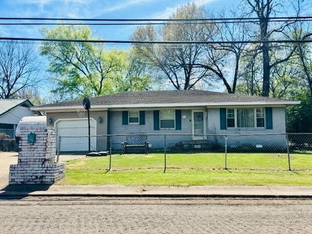 Take a closer look at 410 E J Street...🏡 🌳

Whether you're seeking an investment opportunity or looking for your first home, this charming Russellville residence fits the bill!
Conveniently located near Crawford Elementary, it offers easy access to