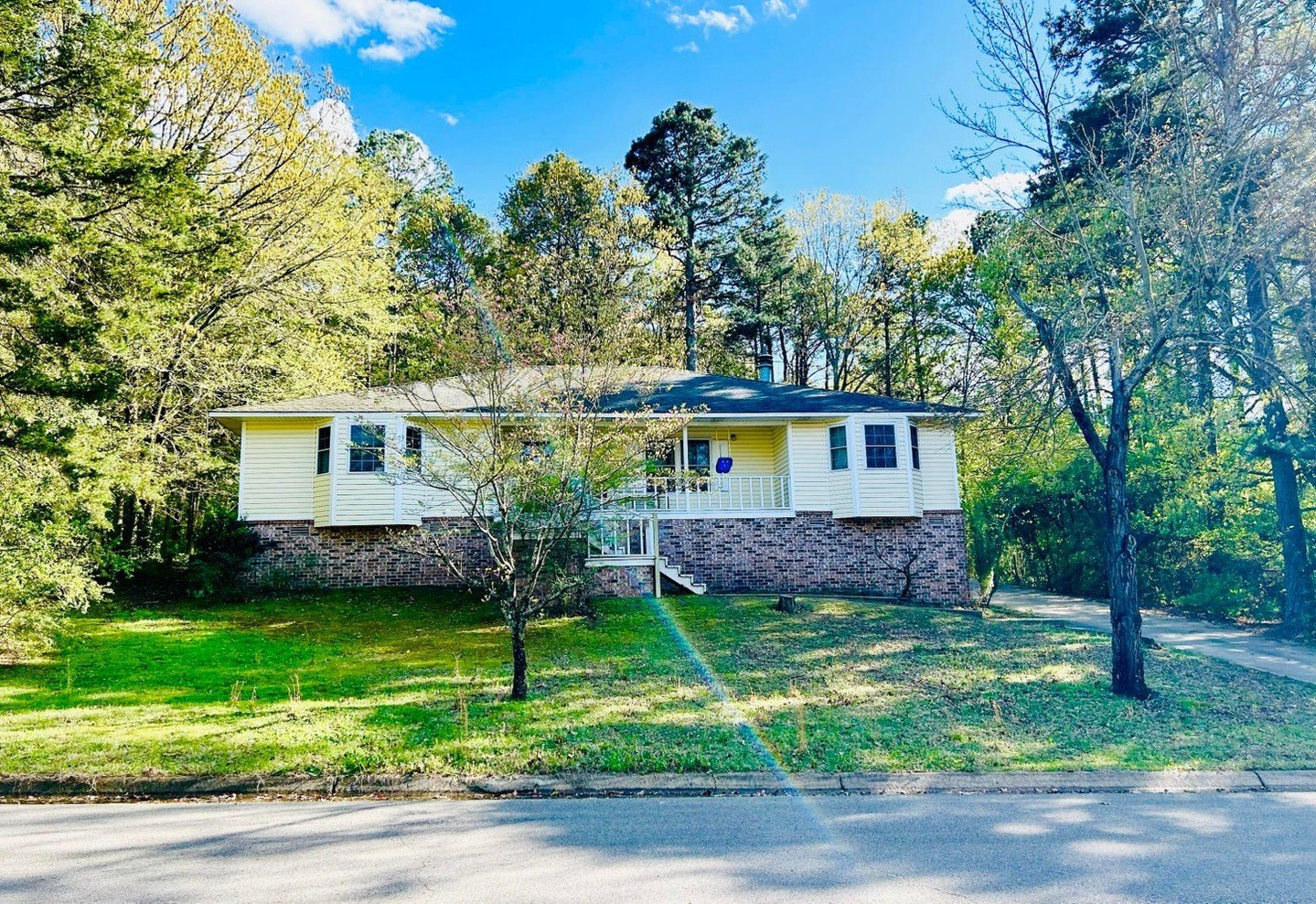 This great Russellville home could be your family's perfect spot ! 🏠 ✨

17 Live Oak Lane offers a spacious living room with 12ft vaulted ceilings and a cozy wood-burning fireplace, perfect for relaxation and gatherings. The large back deck provides 