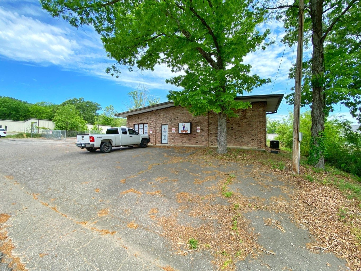 Seeking the perfect spot to grow your business? 👀🗃️ 

Explore this versatile gem of commercial real estate! Positioned strategically, it seamlessly combines office functionality with warehouse convenience. Boasting a total of 5850 sq ft, including 