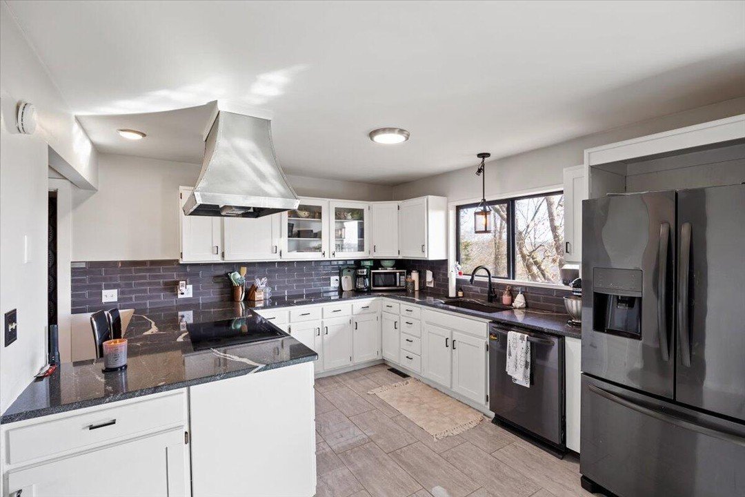 Take a look at this exquisite residence nestled in the picturesque Mill Creek area! 😍

1580 Mill Creek Rd has undergone a stunning renovation, showcasing modern updates and breathtaking views! Revel in the allure of beautiful new floors and a kitche