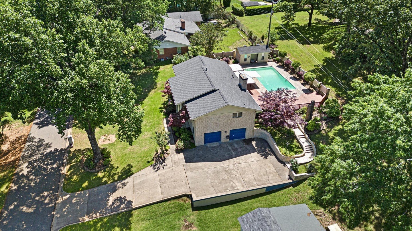🏡 Discover the charm of 1905 W 2nd Place!

Nestled in the esteemed Sequoyah elementary school zone of West Russellville, this property offers a blend of comfort and elegance. With a refreshing pool, a split-level layout, and two inviting kitchens, i