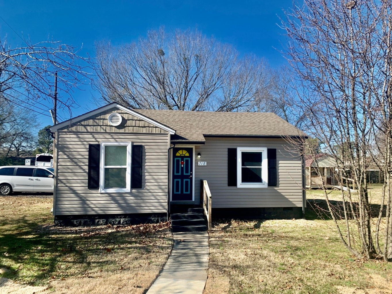 Take a closer look at 718 S Glenwood Avenue! 

Renovated in 2013, this delightful residence sits adjacent to Russellville's latest walking and bike trail, offering the perfect blend of outdoor leisure and city convenience. 🚴&zwj;♀️🌳 
It features a 