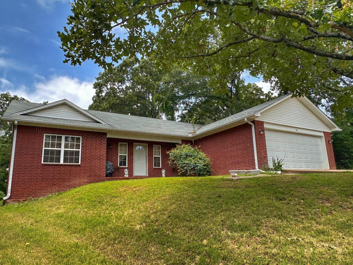 Take a closer look at 112 Mooncrest Way and imagine how you could transform it! 🏡 🤔

This West Russellville home is perfect for those looking to invest in a property with great bones and the potential to create a wonderful home. With its desirable 