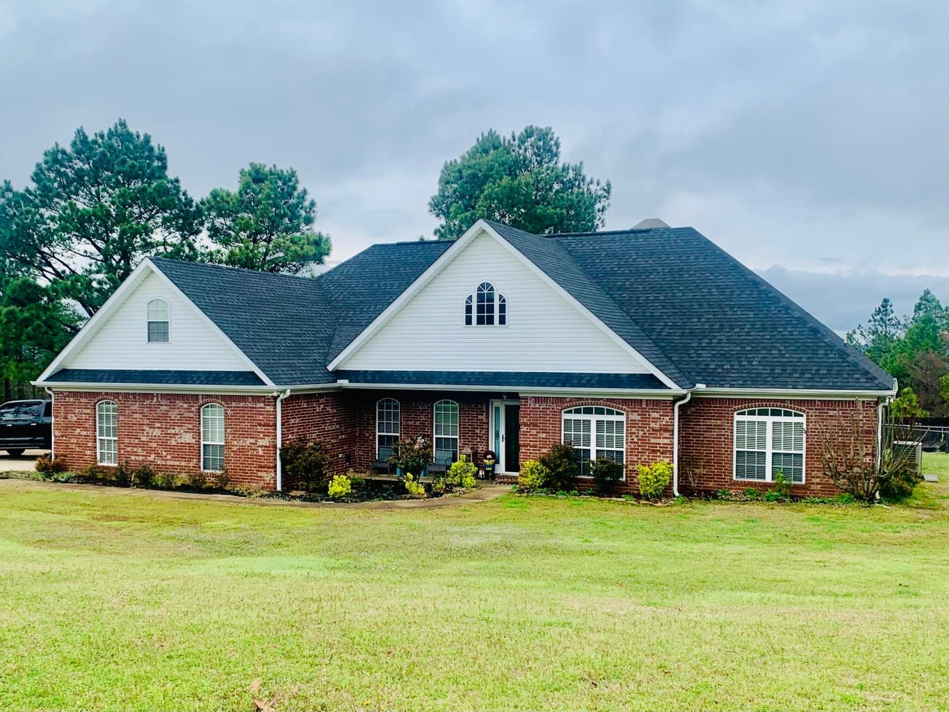 Discover this beautiful Perryville home! 😍❤️ Experience the best of country living, just 30 minutes from Little Rock or Conway.

Recent updates include a new roof, luxury vinyl flooring, light fixtures, fresh paint, cabinets, quartz countertops, and