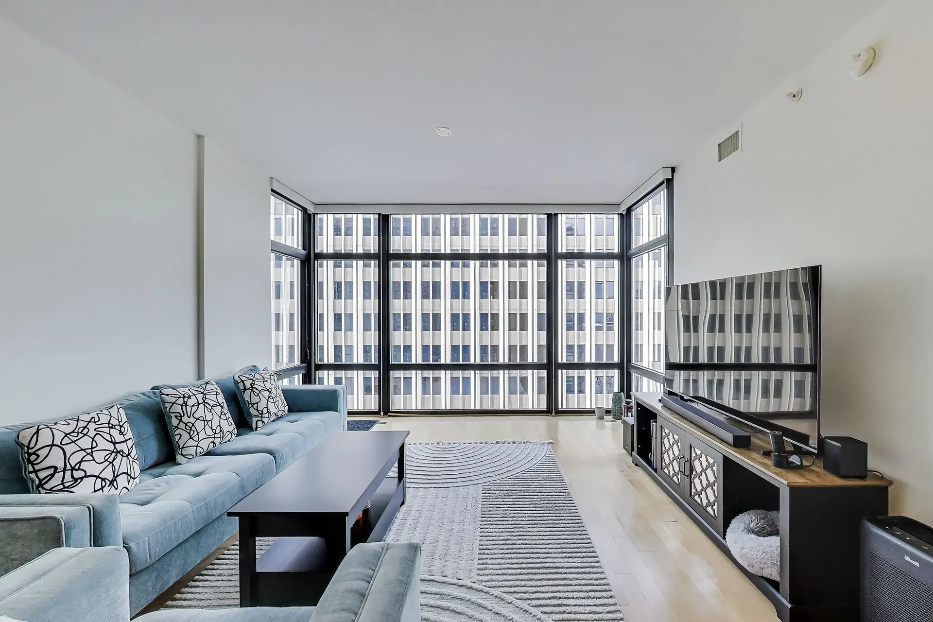 1010-massachusetts-ave-nw-805-washington-dc-12-living-room.webp